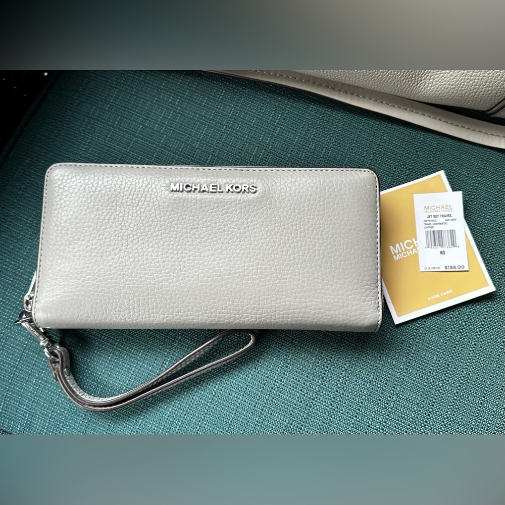 Michael Kors Large Center Zip Tote & Jet Set Travel Continental Wristlet in Grey - Picture 11 of 16